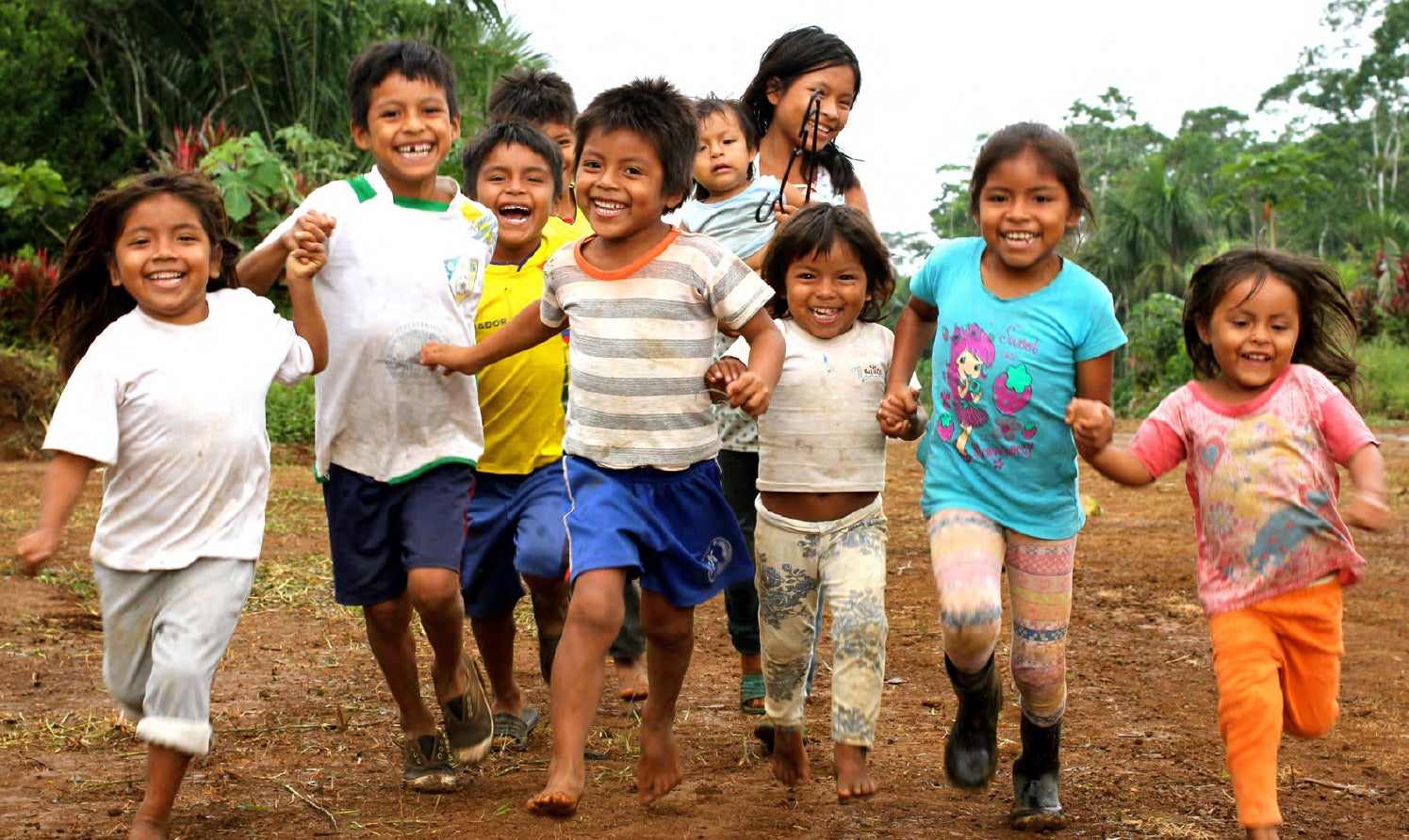 Un grupo de niños jugando y corriendo en América Latina