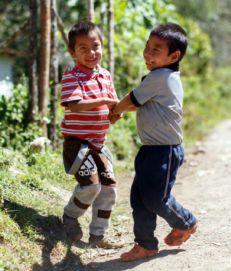 Dos niños jugando en América Latina