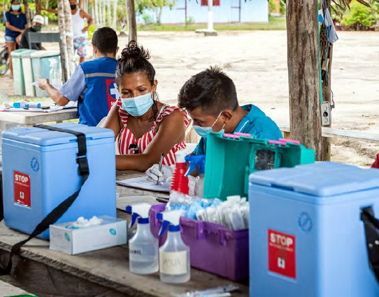 Trabajadores de salud en un evento de vacunación en América Latina