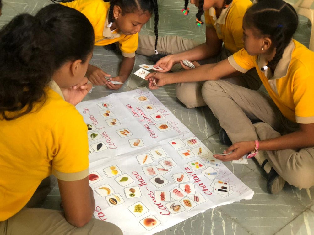 Niñas caribeñas jugando un juego educativo