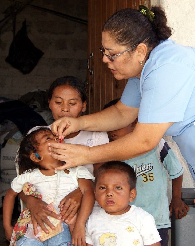 Trabajadores de la salud vacunan a algunos niños contra la poliomielitis