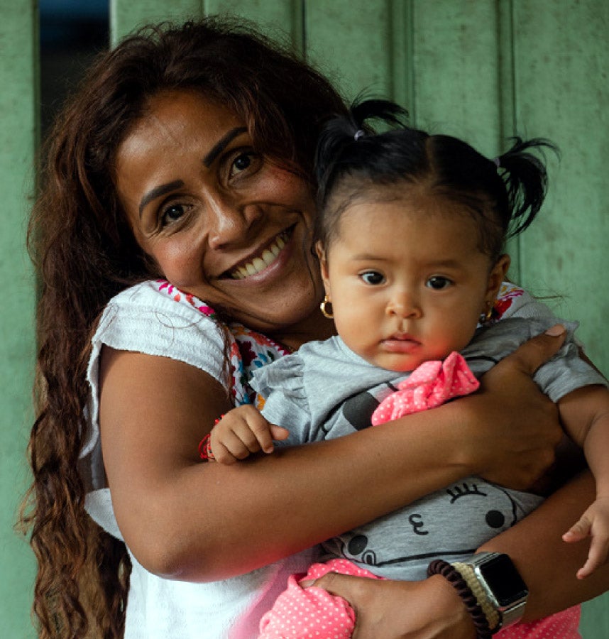 Una mujer segurando su niña