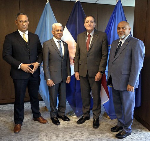 El Director de la OPS, Dr. Jarbas Barbosa da Silva (tercero de la izquierda a la derecha) en reunión con autoridades de la América Latina