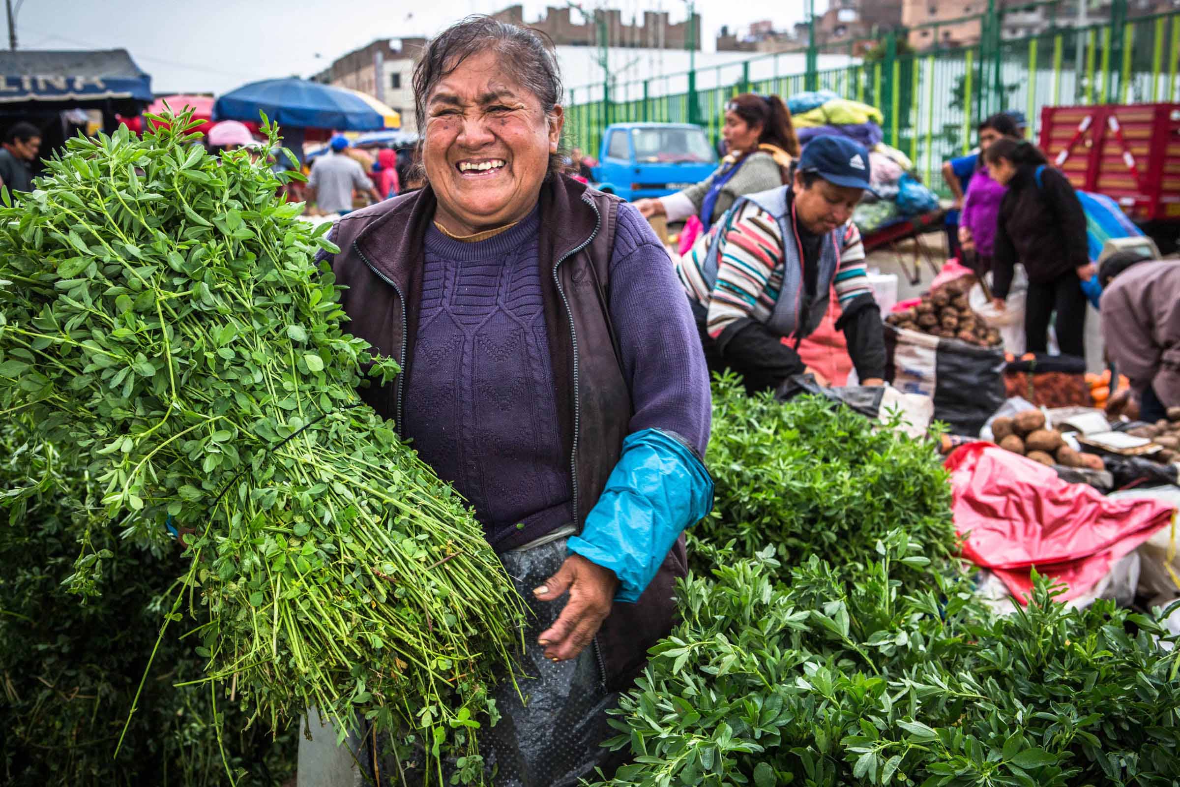 mujer vendiendo en una feria