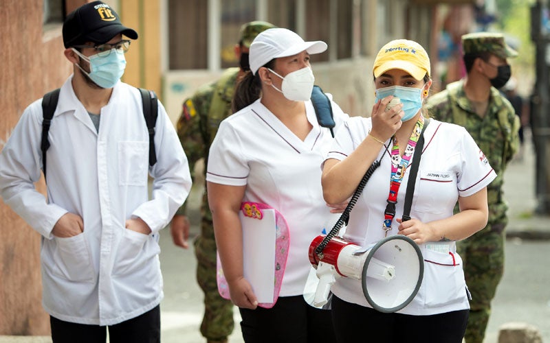 Agentes de salud en una comunidad